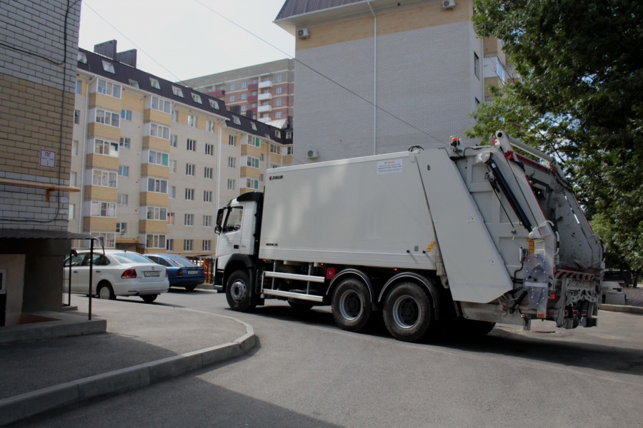 Три новых мусоровоза вышли на улицы Ставрополя